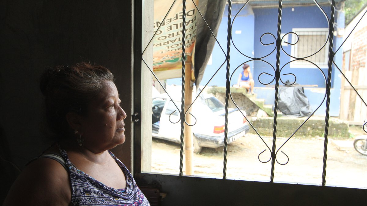 Hecho. Concepción Barén mira desde su ventana la casa donde asesinaron a Carolina Bravo, en 2019.
