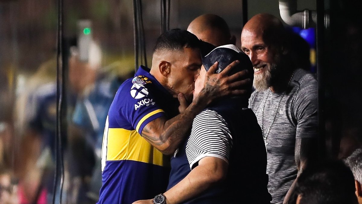 Diego Armando Maradona y su beso con Carlos Tévez, un nuevo capítulo en la vida del polémico astro argentino.
