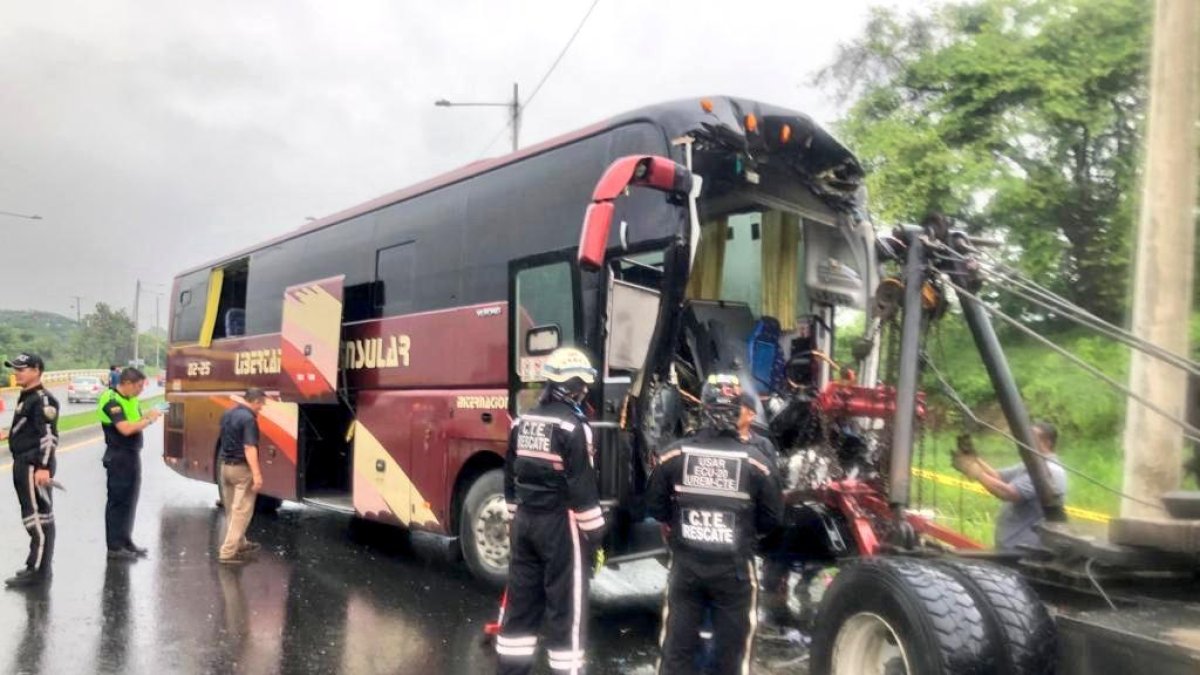 Accidente en la carretera de la vía a la costa.