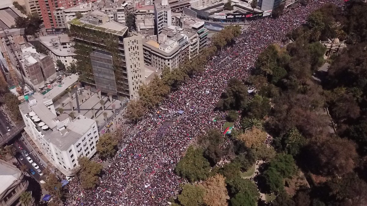 En Santiago, Chile, la afluencia de manifestantes fue multitudinaria.