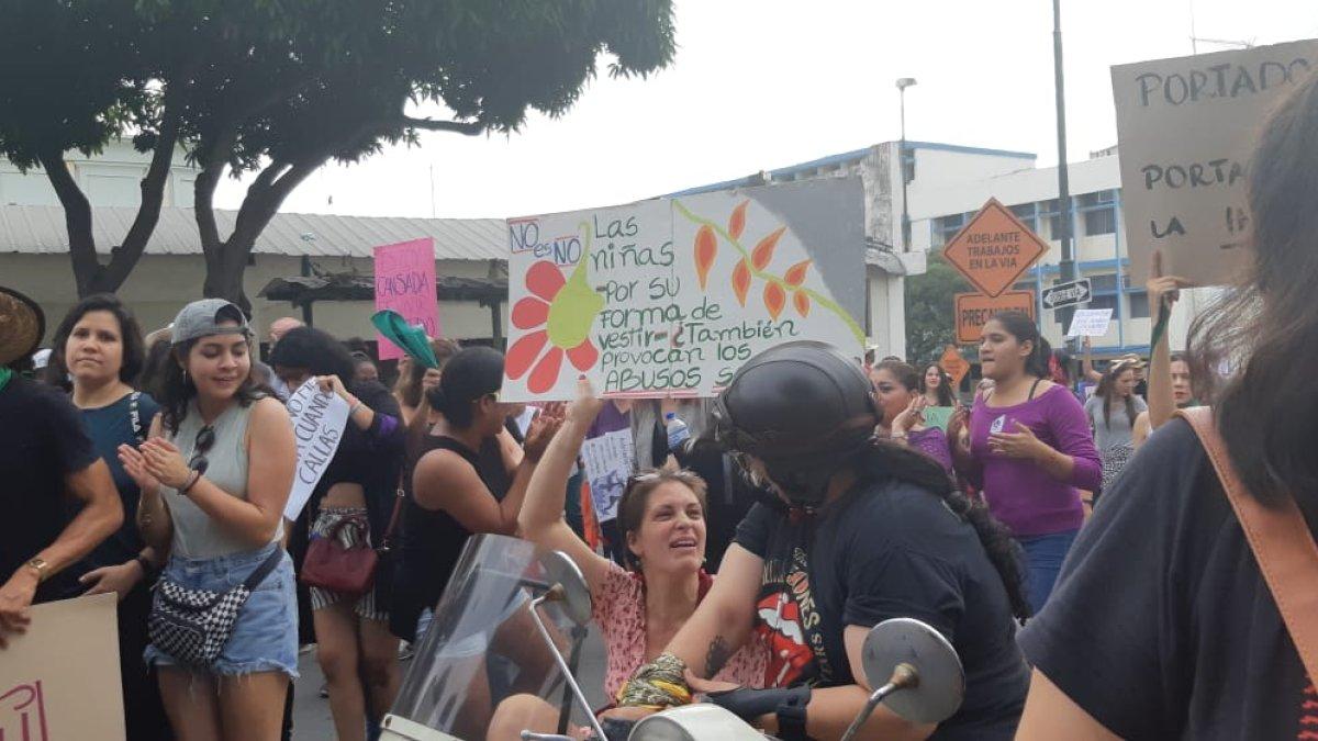 En la plaza San Francisco, centro de Guayaquil, organizaciones sociales marcharon por el Día de la Mujer.