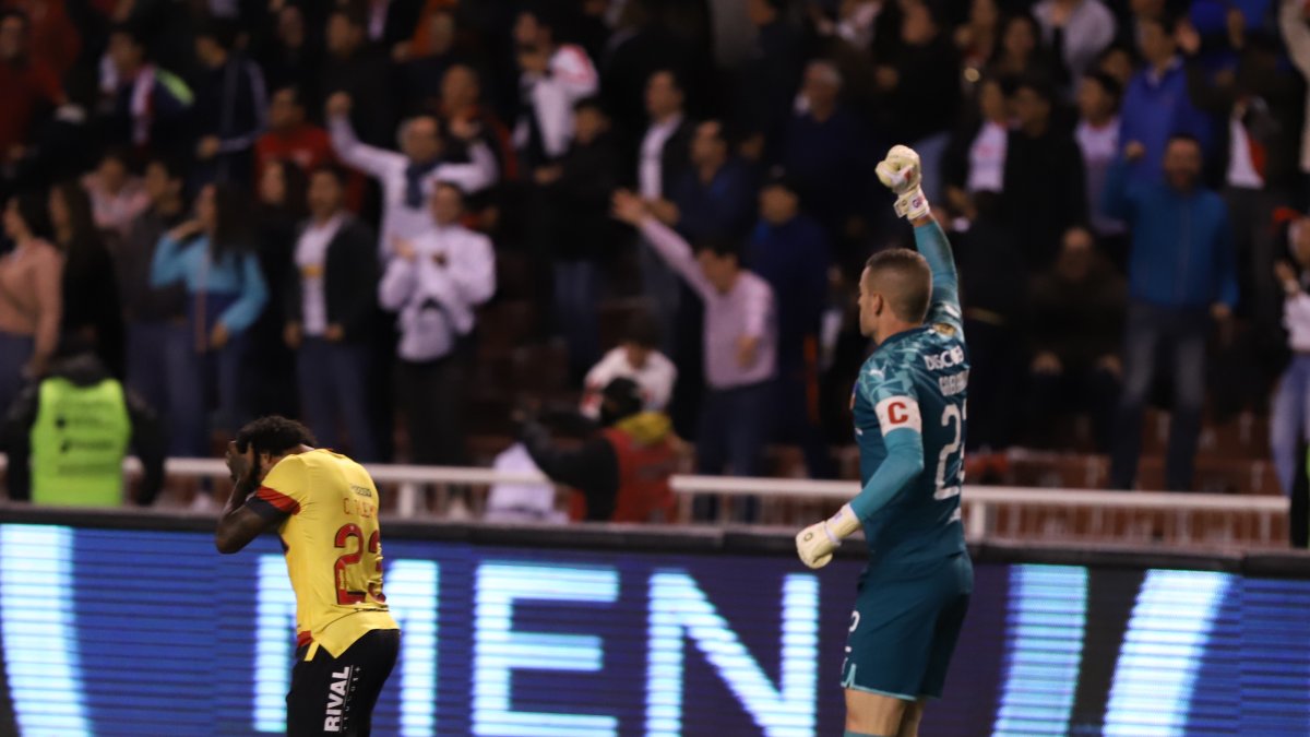 Cristian Alemán se lamenta después de que Adrián Gabbarini le tapó el penal a los 81 minutos en el duelo entre Liga de Quito y Barcelona