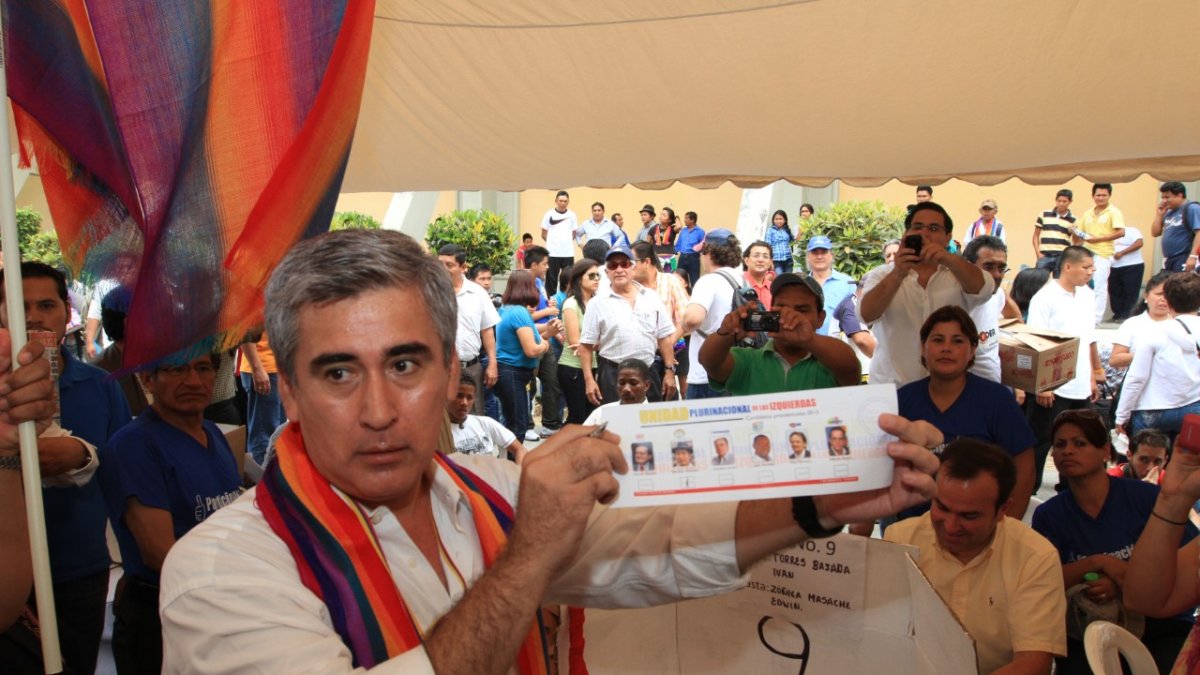  En la imagen, Juan Vizueta ejerce su derecho al voto en el proceso interno en la Universidad de Guayaquil.