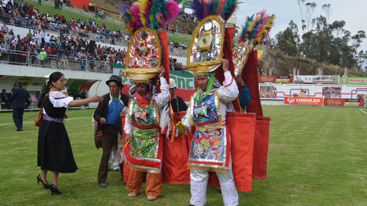 Los danzantes tienen su espacio en las presentaciones culturales del complejo.