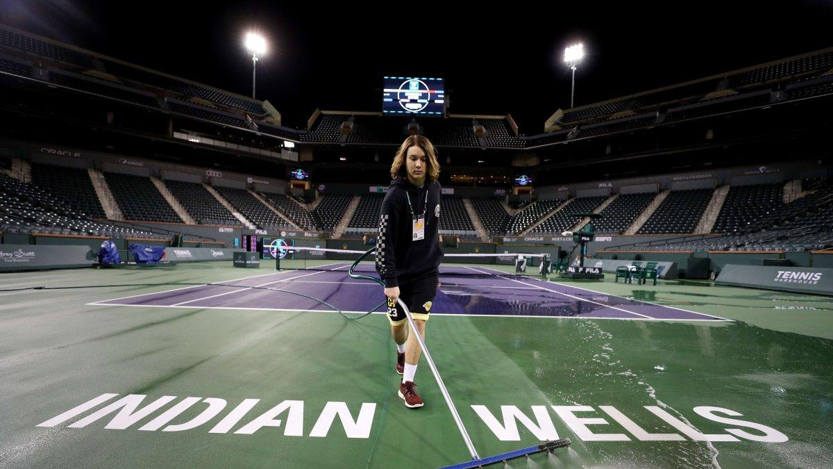 Un trabajador del torneo limpia la cancha del torneo luego de una llovizna. El Open se canceló y no tiene fecha de reinicio.