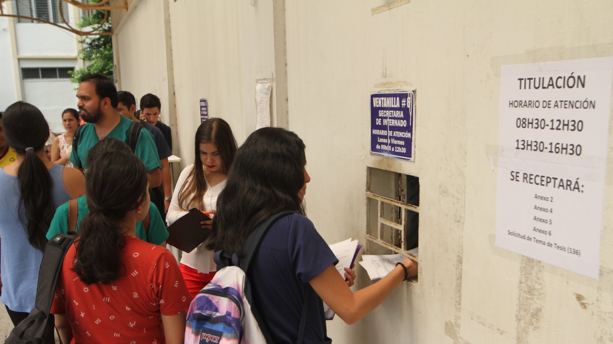 Los estudiantes de Medicina quieren tutores y más tiempo para cumplir con el proceso de titulación.