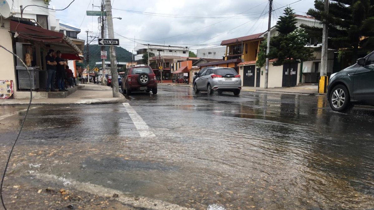El agua salía a chorros en la calle Guayacanes.