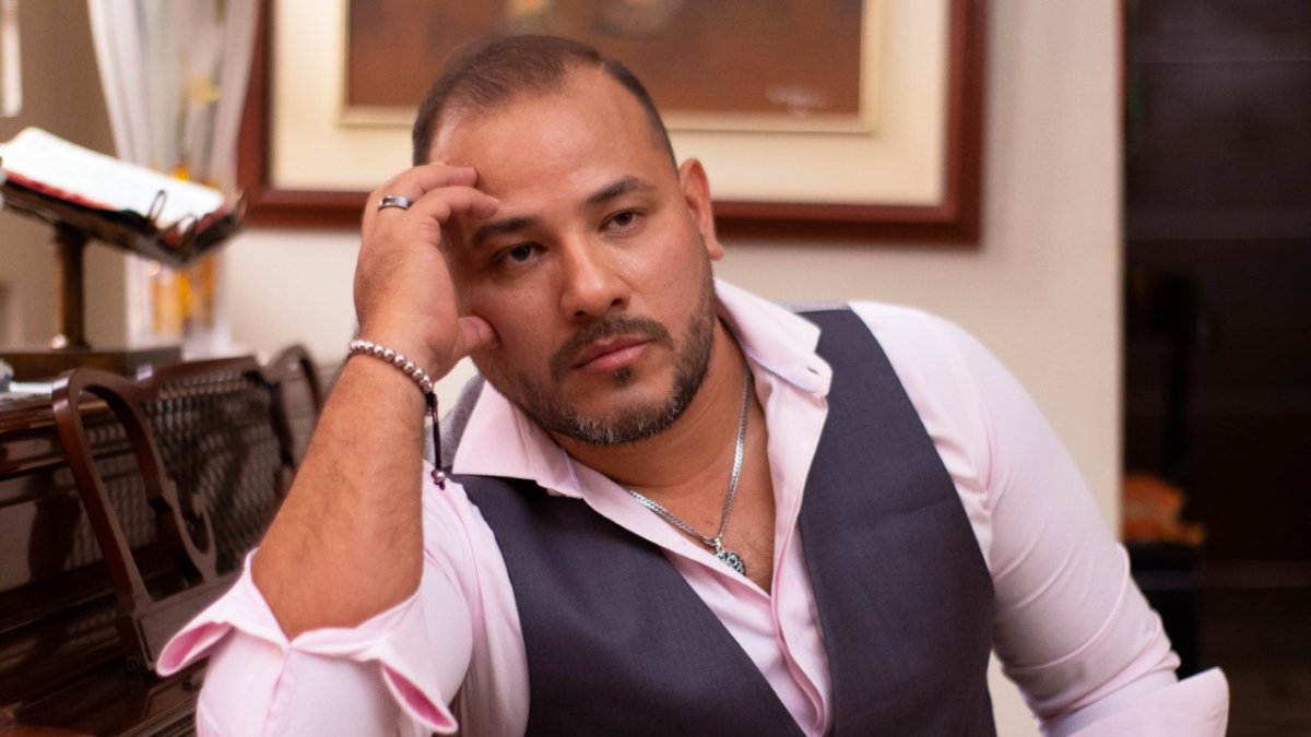 Adolfo lleva once años en la industria local como intérprete de salsa.