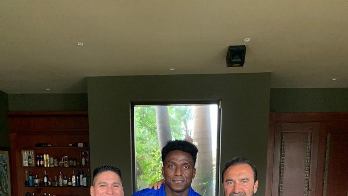 El delantero azul, Roberto Ordóñez (c), fue el último fichaje de Emelec en esta temporada. Firmó su vínuclo en la casa del presidente Nassib Neme.