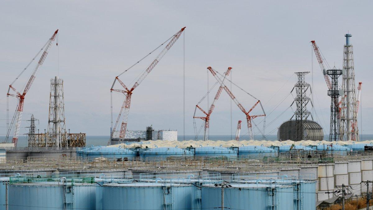Reactores y tanques de almacenamiento de agua contaminada en la planta de energía nuclear Fukushima Daiichi.