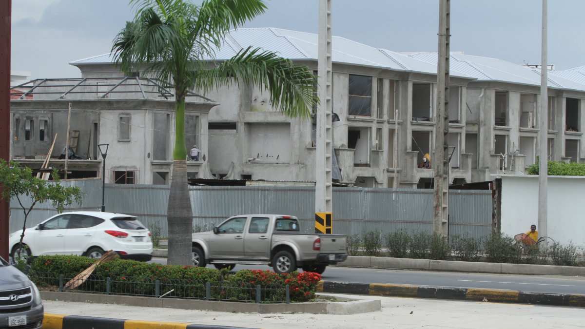 En la zona. Pese a la molestia del mal olor, se levantan construcciones.