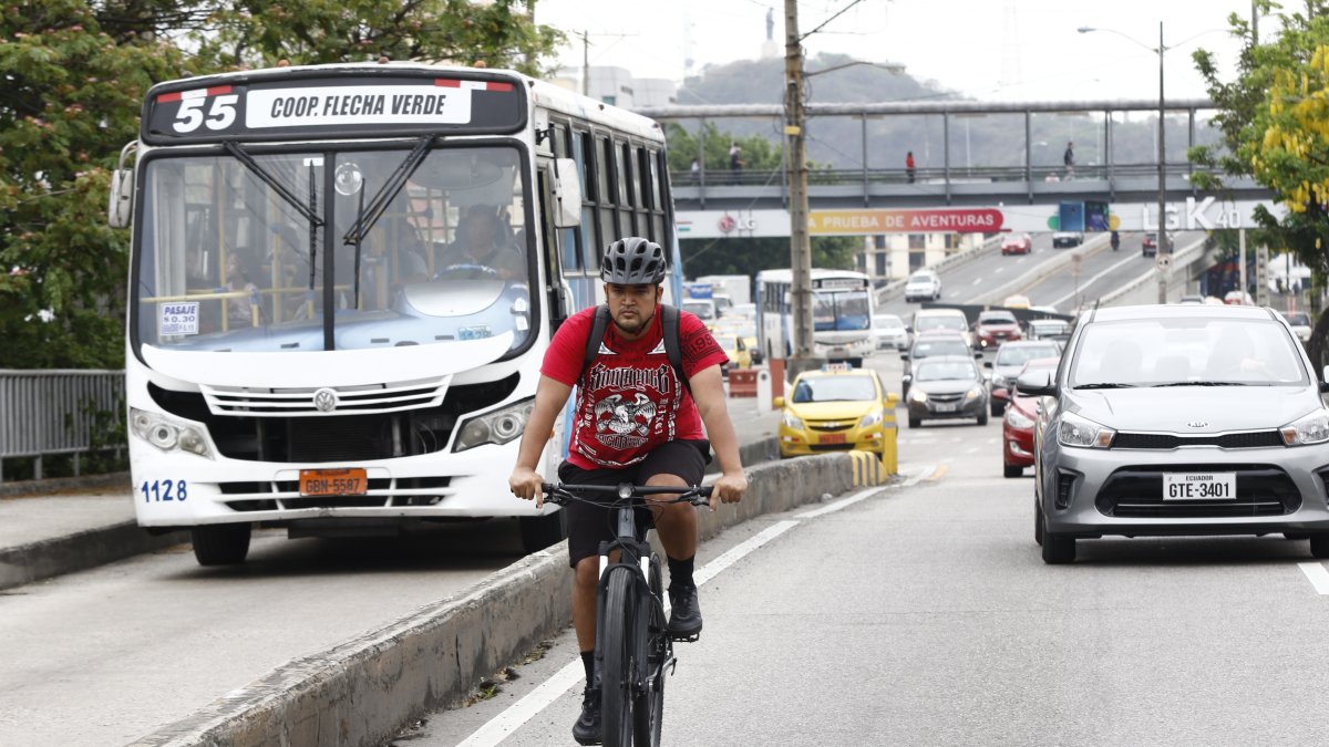 Activistas. Cientos de guayaquileños se transportan en bicicleta a diario.