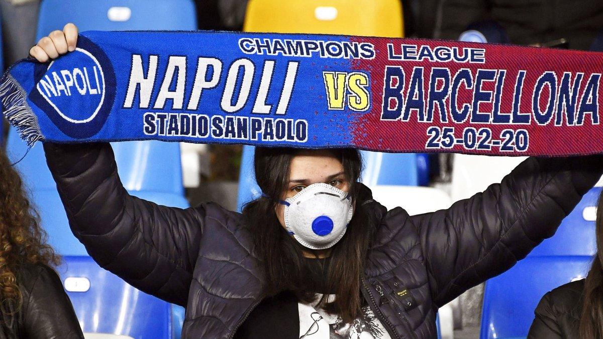 Los hinchas del Barcelona de España o del Napoli que tenían entradas para el partido de Champions League deberán pedir reembolso tras la medida de jugar sin público.