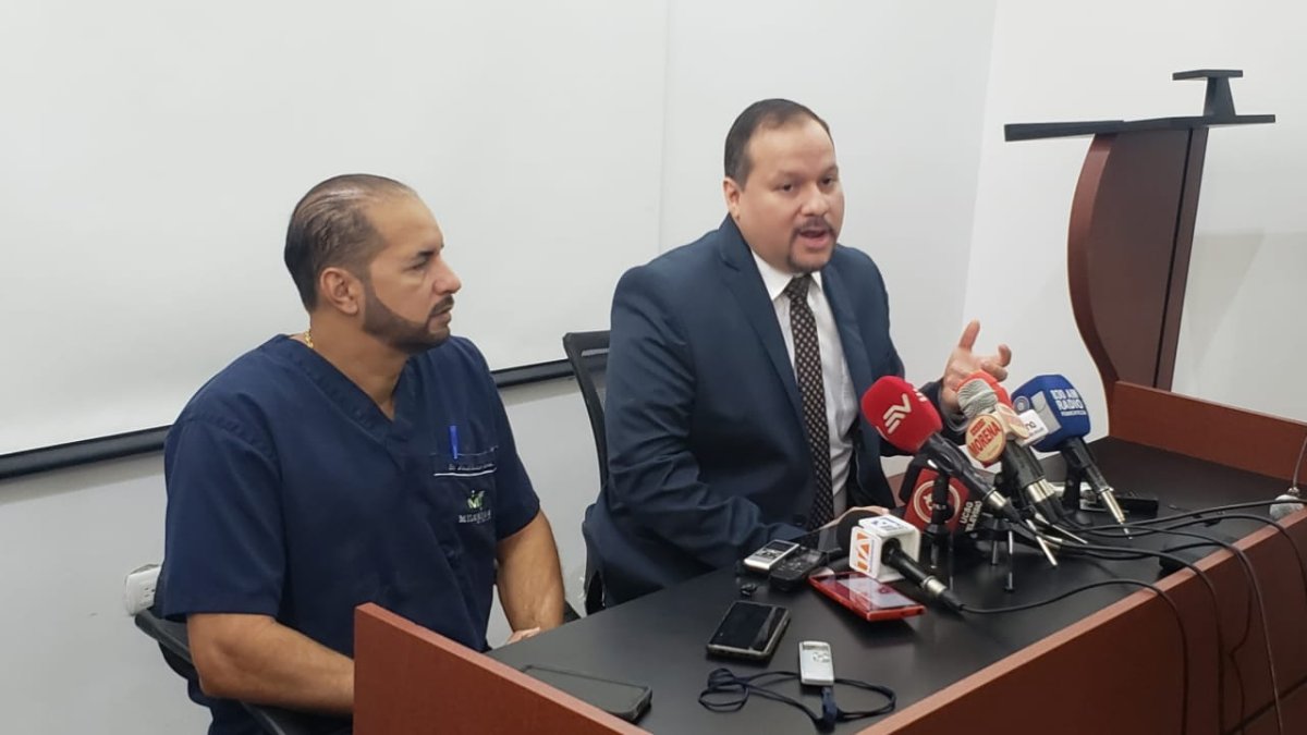 El doctor Carrasco (d) explica los alcances de la decisión de la Federación. Lo acompaña el médico Juan Carlos Estrada también miembro del gremio.