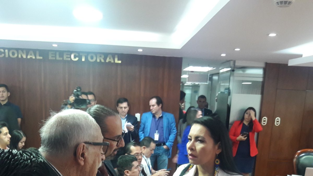 La presidenta del CNE, Diana Atamaint conversa con Pablo Davila en la sesión que se validó las firmas