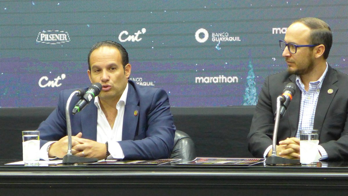 Francisco Egas (i), presidente de Ecuafútbol, trata de ver lo positivo en este momento y es que Cruyff tendrá mayor tiempo de trabajo.