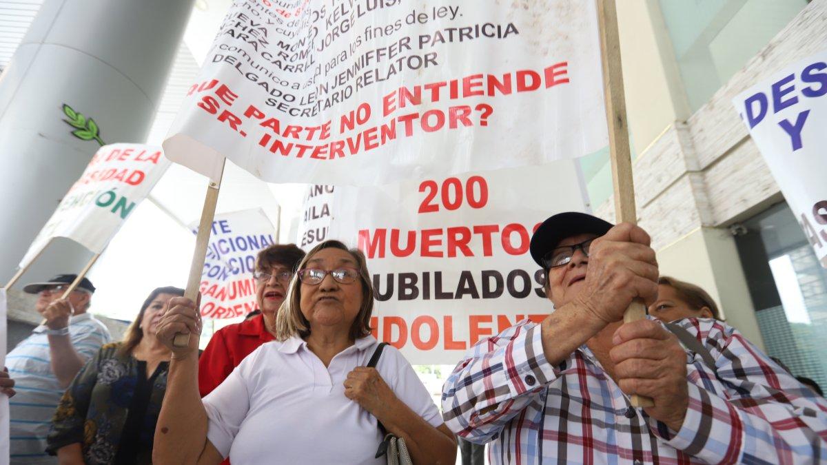 Los jubilados de la Universidad de Guayaquil realizaron un plantón en el Palacio de Justicia.