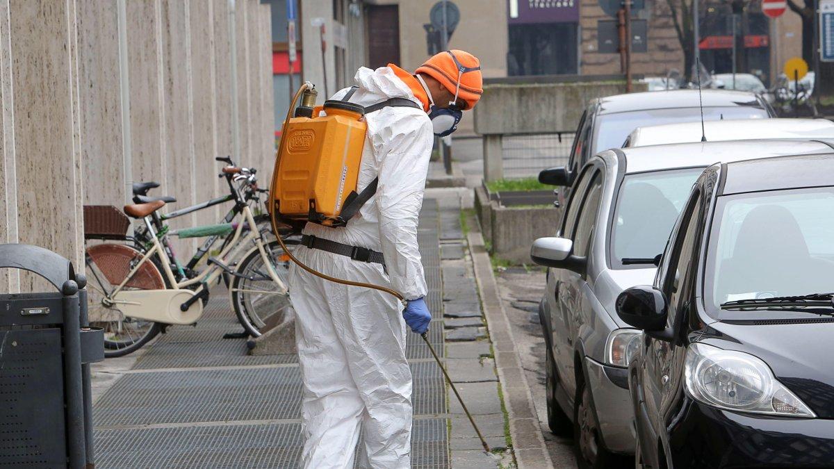Un trabajador realiza el saneamiento de carreteras y aceras, en Padua, Italia, que tiene el mayor número de contagiados y muertes en Europa.