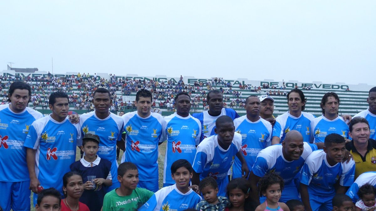 Kaviedes y Eduardo 'El Tanque' Hurtado en uno de los partidos benéficos de exfutbolistas en los que coincidieron.