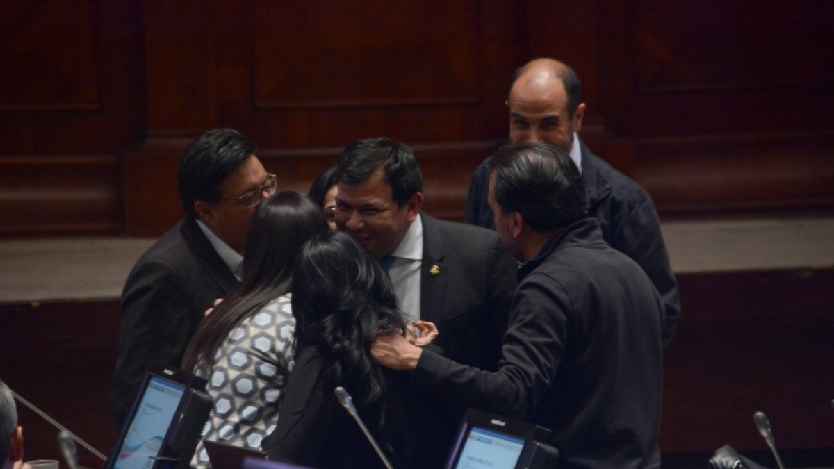 El presidente de la Asamblea, César Litardo (c) reunido con varios asambleístas antes de la suspensión de las actividades presenciales por la pandemia