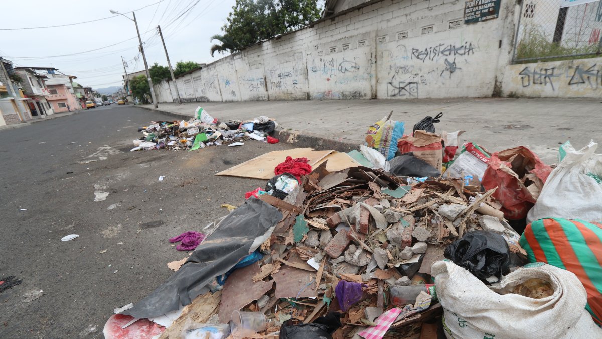 Hecho. En diferentes sectores de la ciudad se observa basura regada. Los desechos se juntan con charcos formados por la lluvia.