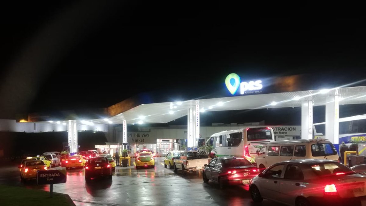 Siutación. Las gasolineras registraron largas filas a partir de las 19:30.