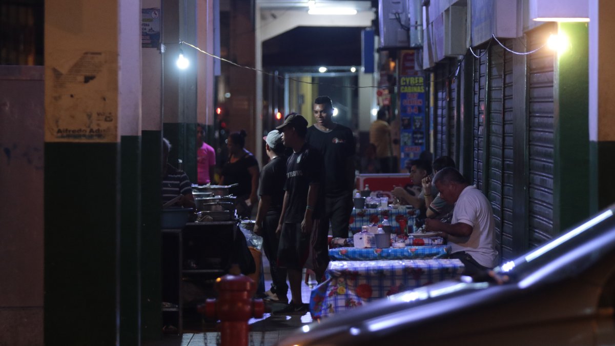 La limpieza se hace a medias. Al coronavirus no lo detiene el pánico, sí la limpieza; y en Guayaquil es a medias. En los comedores informales se come sin ninguna inquietud.