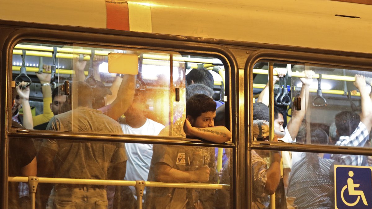 Usuarios de la Metrovía se ven obligados a tomar sus propias medidas.