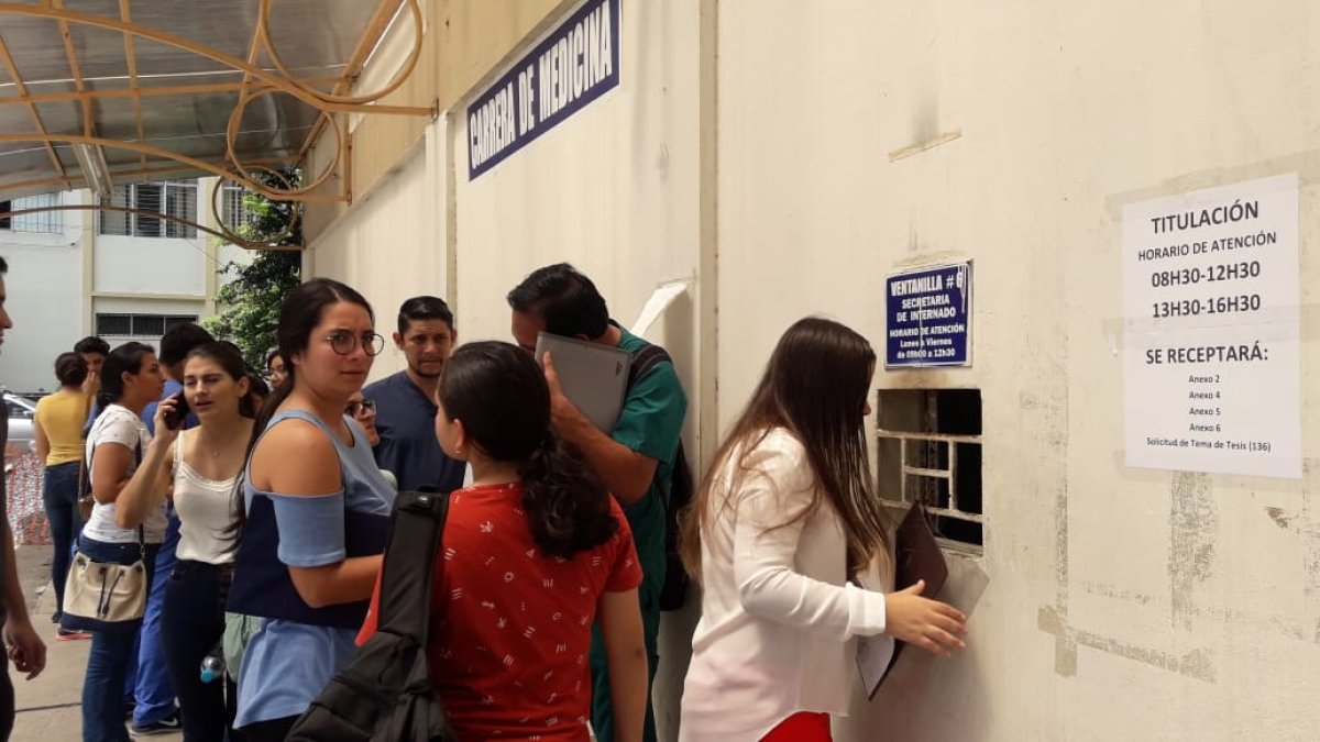 El lunes pasado, cientos de estudiantes de Medicina reclamaron, en las ventamillas de la facultad, por la falta de tutores.
