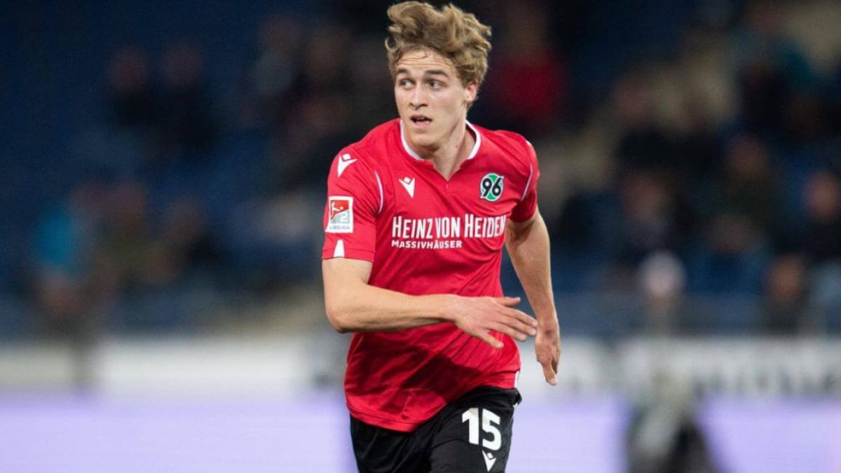 Timo Hübers, juega como defensa del Hannover 96, equipo de la segunda división de Bundesliga alemana.