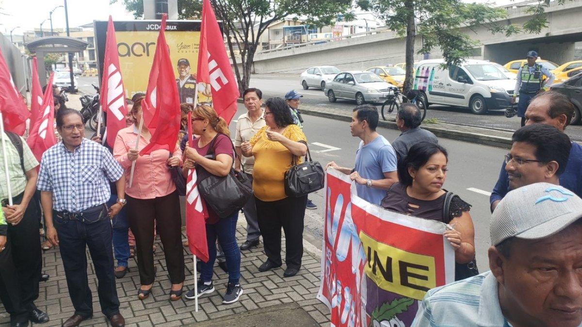 Un grupo de maestros protestó hoy en los exteriores de la Dirección Regional de la Contraloría General del Estado en Guayaquil.
