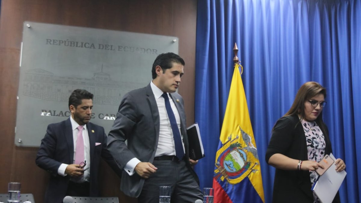 Ayer en la noche, el ministro Martínez explicó las medidas económicas junto a otros ministros y autoridades.