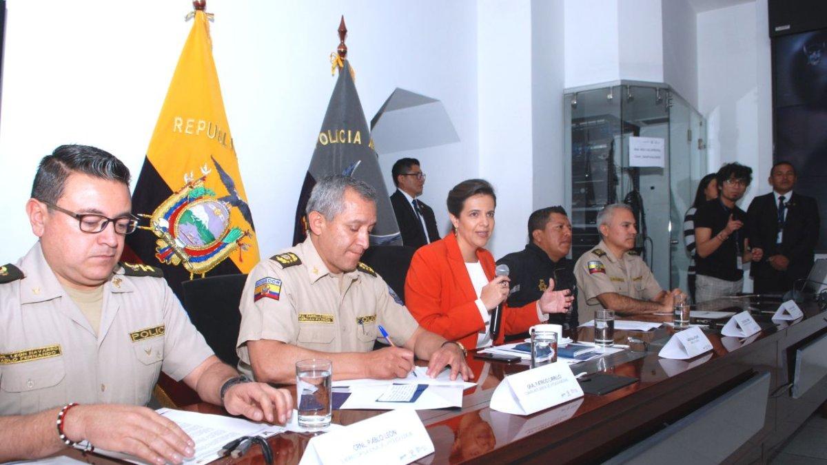 La ministra de Gobierno María Paula Romo, el comandante de Policía Patricio Carrillo y otras autoridades, anunciaron los resultados del operativo.