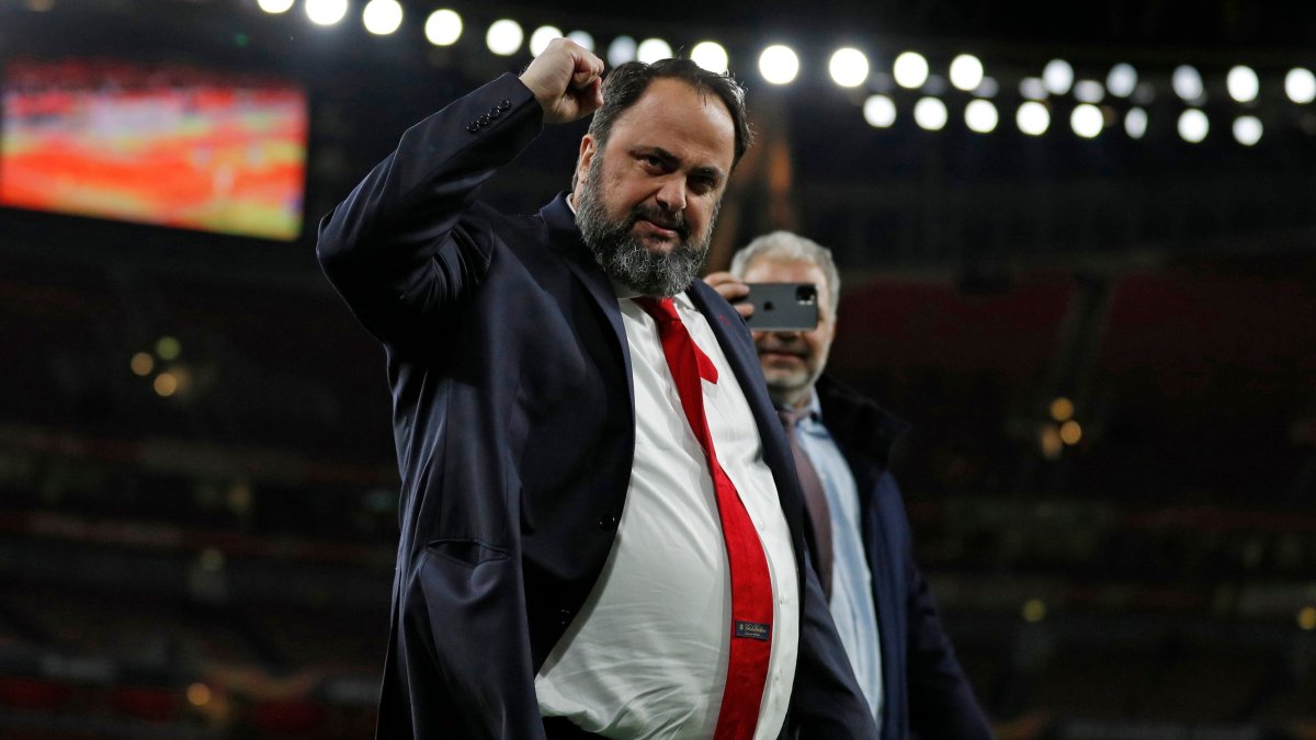 El positivo por coronavirus del presidente del Olympiakos, Evangelos Marinakis, es la razón por la que los jugadores del Arsenal fueron puestos en cuarentena. El dirigente tuvo contacto con varios jugadores en la fecha de Europa League del fin de semana.