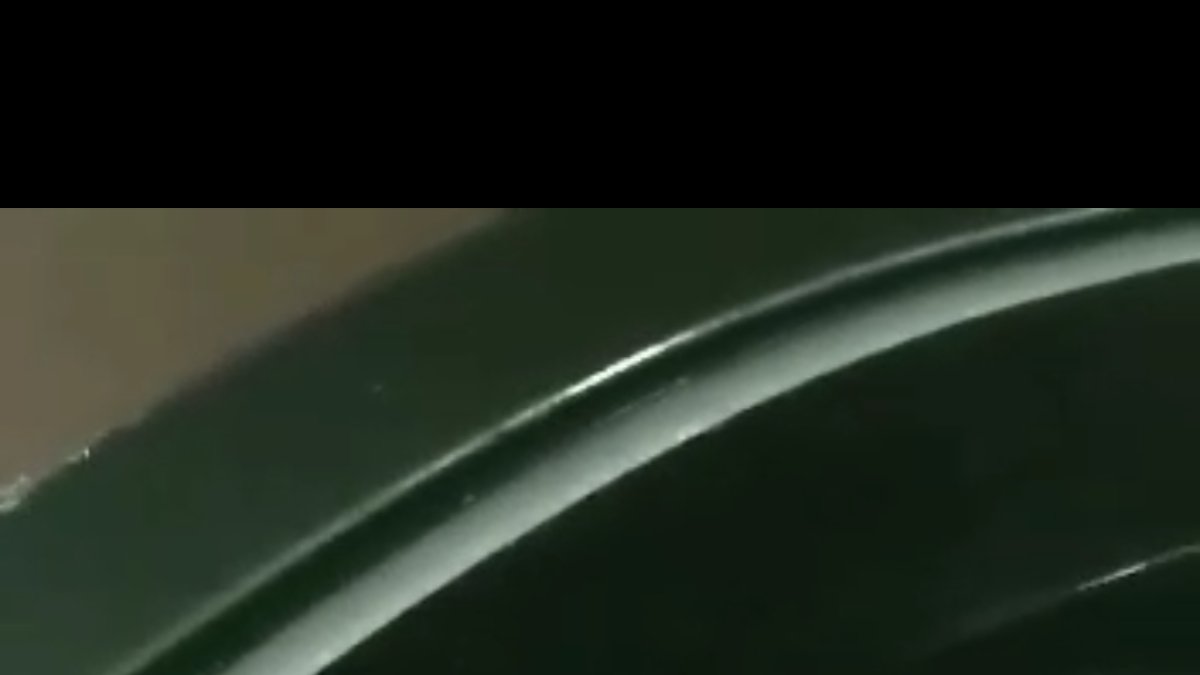 Una bebé es dejada sola al interior de un carro