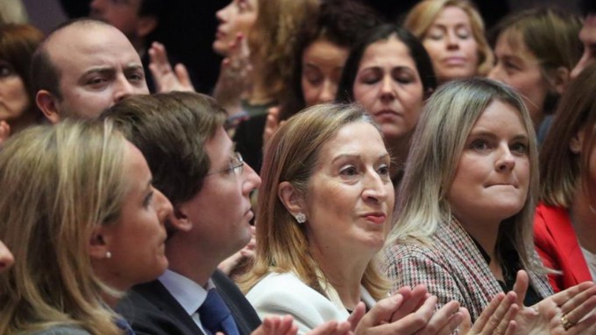 La vicepresidenta segunda del Congreso español, Ana Pastor, dio positivo para coronavirus. En la foto, en un evento por el Día de la Mujer.