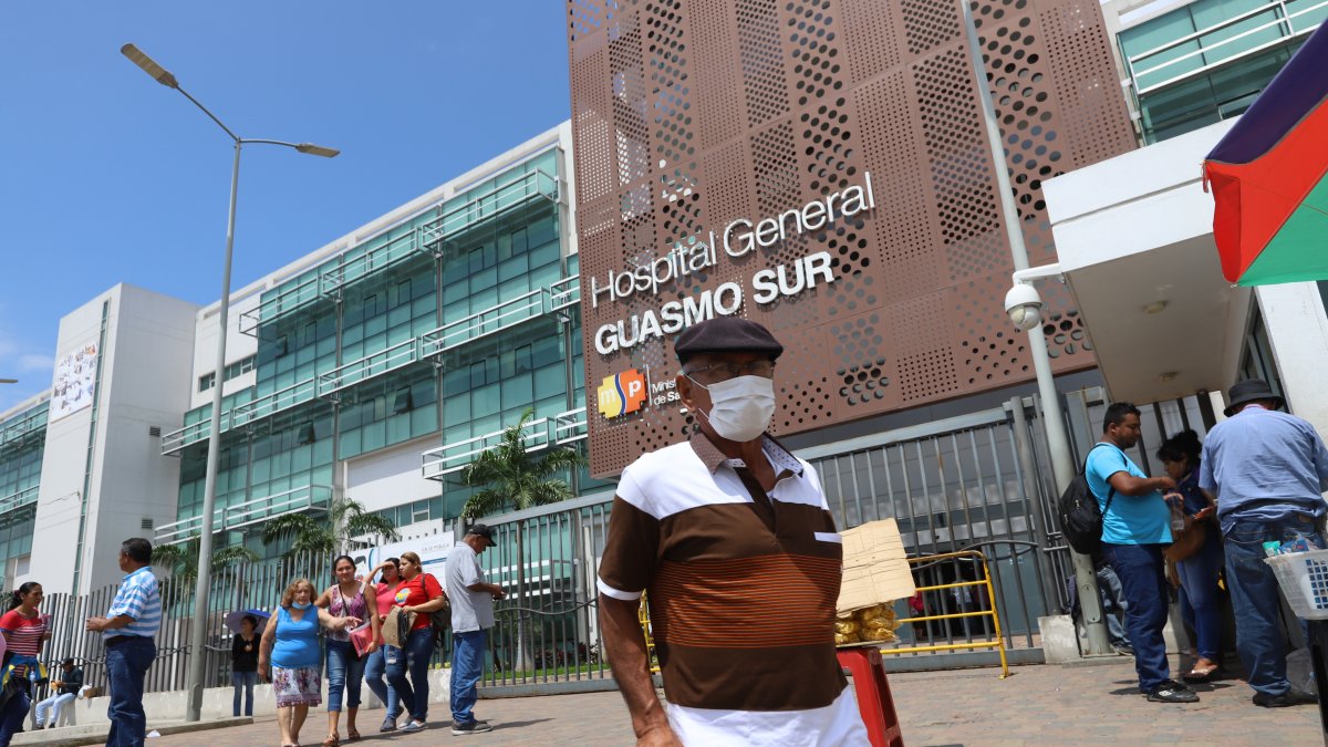 El hospital del Guasmo, en Guayaquil, acoge a pacientes que han sido diagnosticados con el virus.