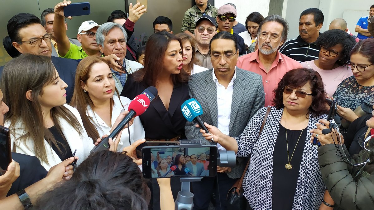 La prefecta de Pichincha, Paola Pabón, y Virgilio Hernández llegaron junto a otros militantes de la revolución ciudadana a la Contraloría.