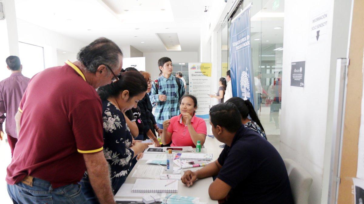 Bachilleres acudieron a la Senescyt porque no pueden verificar su puntaje de postulación, debido a que la plataforma presenta intermitencia.