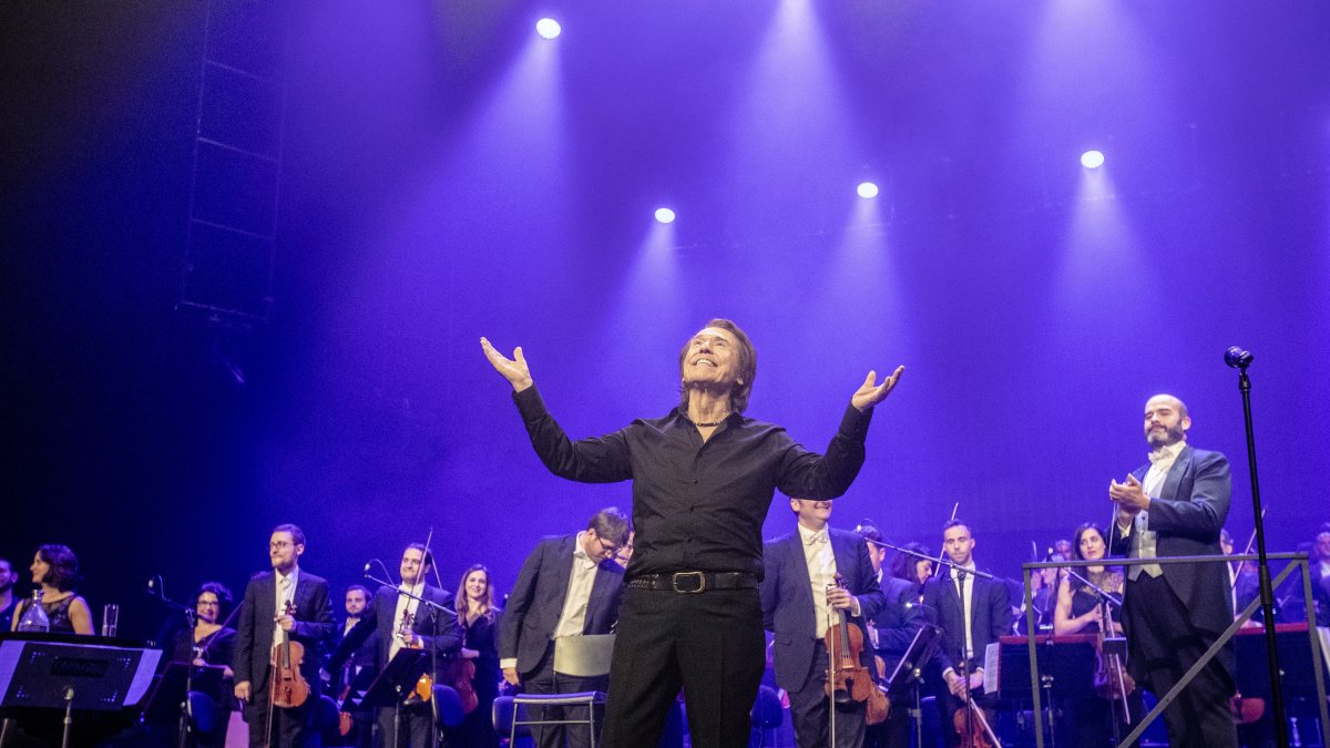 Raphael cuenta con 335 discos de oro y 50 de platino, así como un álbum de Uranio.