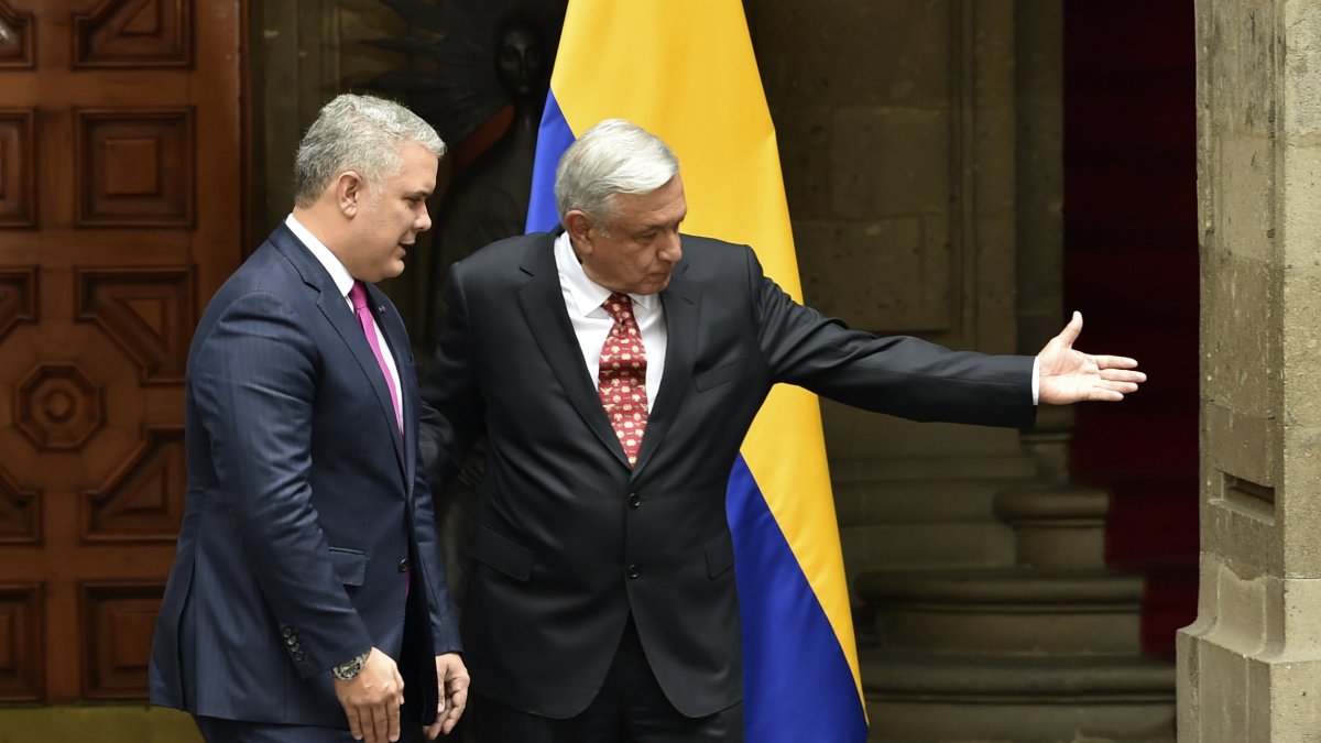 El presidente de México, Andrés Manuel López Obrador, saluda a su homólogo colombiano Ivan Duque (izq.) durante una ceremonia en el Palacio Nacional de la Ciudad de México