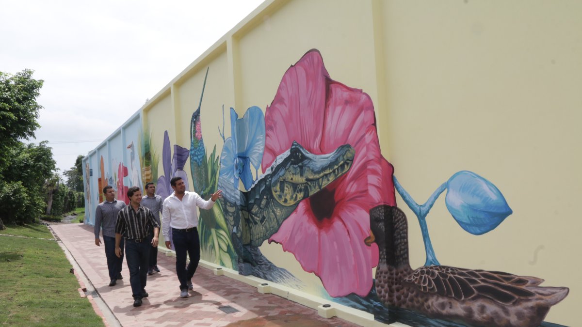 Arte. El mural permanecerá iluminado en las noches, mide 35 metros de extensión y 5 de altura.