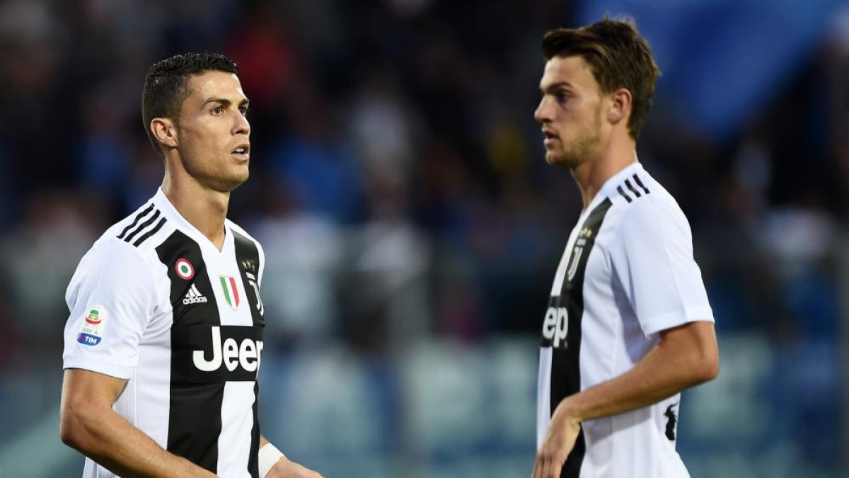 Daniele Rugani junto a Cristiano Ronaldo en un partido de la Juventus de Turín.