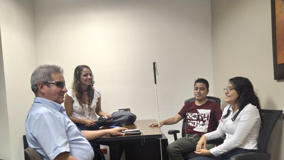 Un grupo de personas recibe capacitación sobre inteligencia emocional en la Fundación Siete.