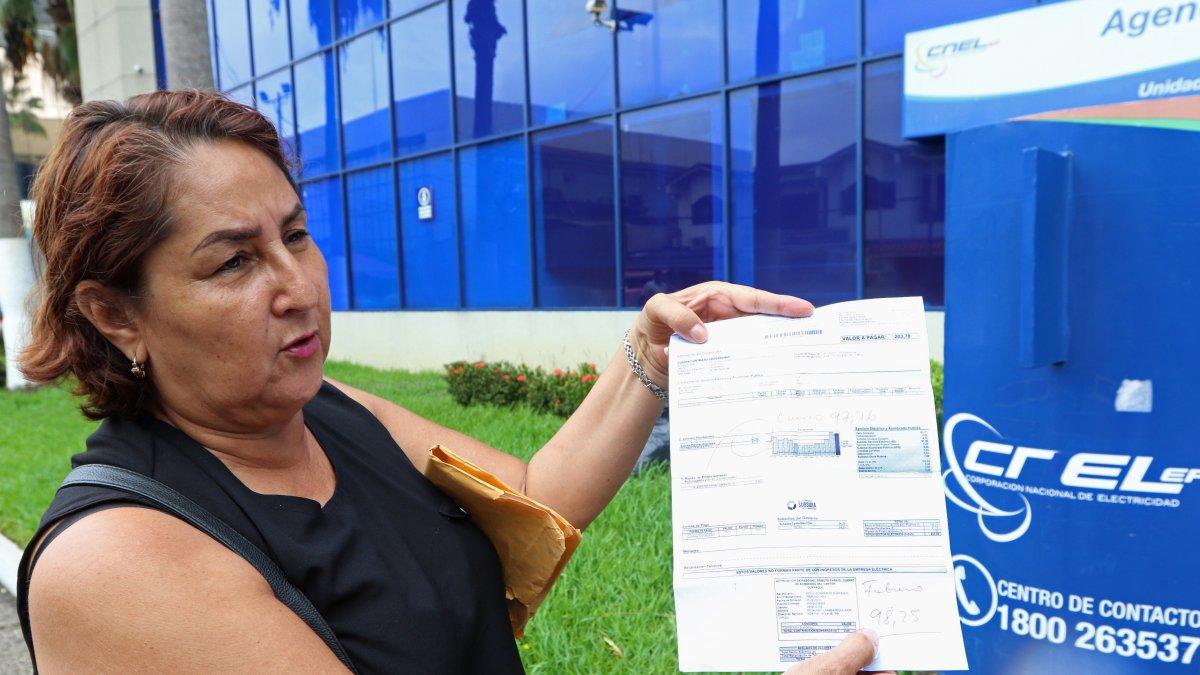 Reclamos. Los usuarios llegaron ayer hasta la agencia de La Garzota a preguntar sobre el reclamo que hicieron hace varias semanas.