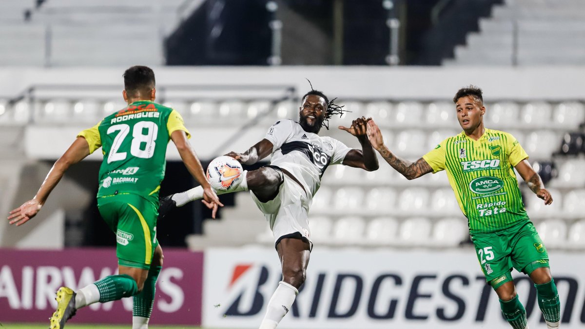 El delantero Emmanuel Adebayor (c), principal refuerzo del Olimpia, durante el juego ante Defensa y Justicia.