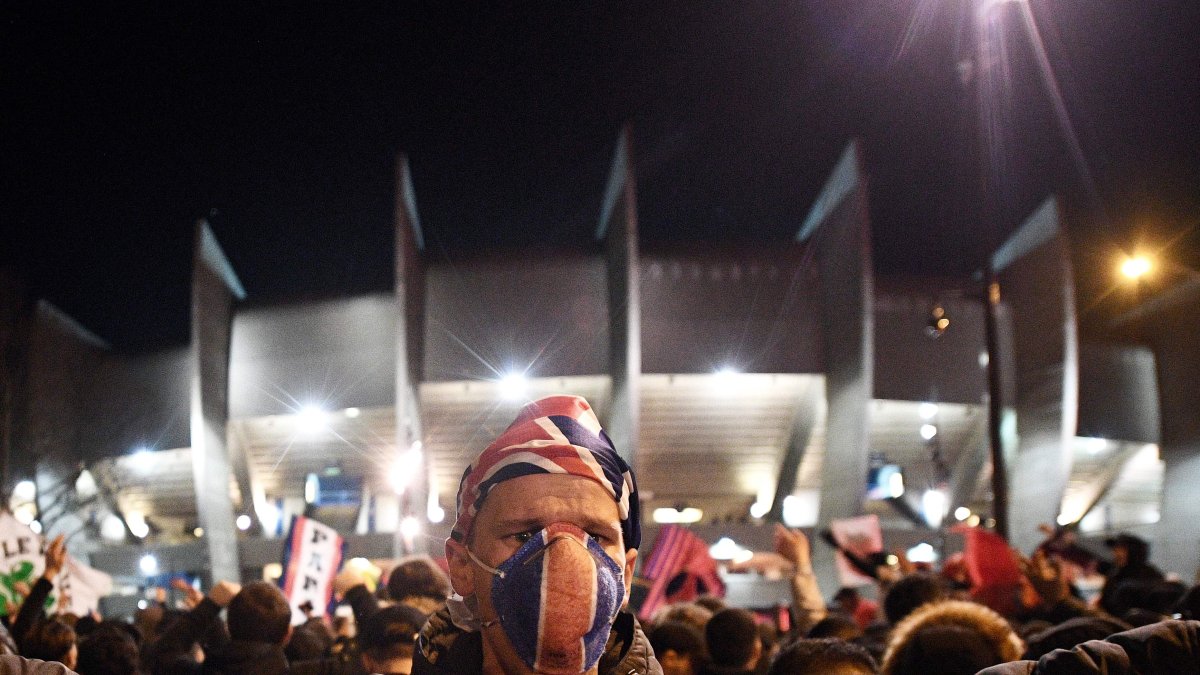 Los hinchas se podrían quedar sin fútbol durante aproximadamente un mes si el martes se confirma la emergencia en el fútbol europeo.
