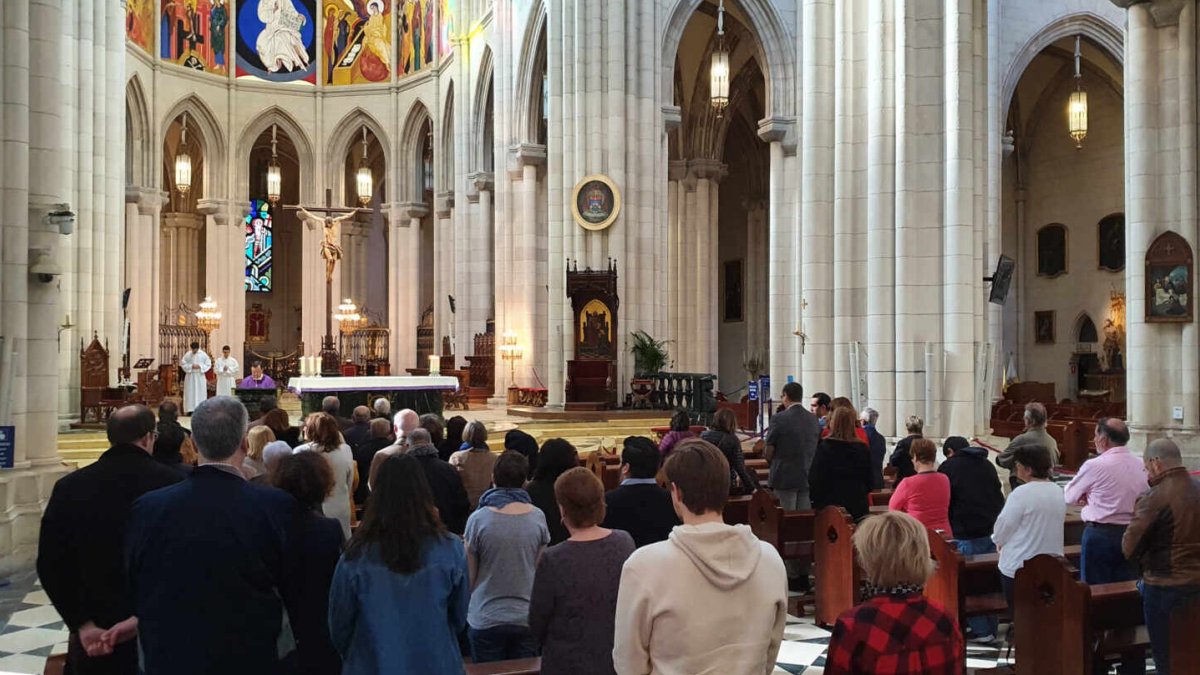 Se suspende temporalmente el rito temporal de dar la paz mientras dure la emergencia sanitaria.