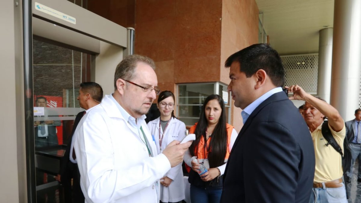 En entidades públicas, como la Asamblea Nacional, se hacen controles médicos al ingreso.