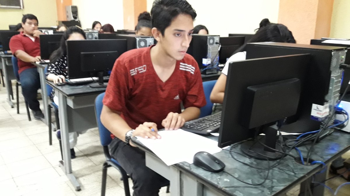 Elija las carreras de su interés, verifique la institución carrera, cantón jornada y puntaje referencial.